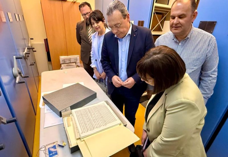 famellos spiti theodwraki picture