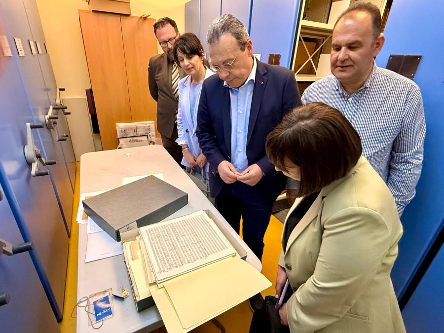 famellos spiti theodwraki picture