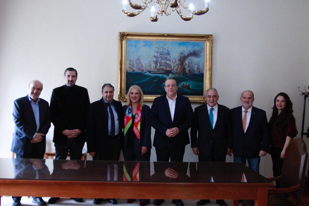 famellos peiraias tour